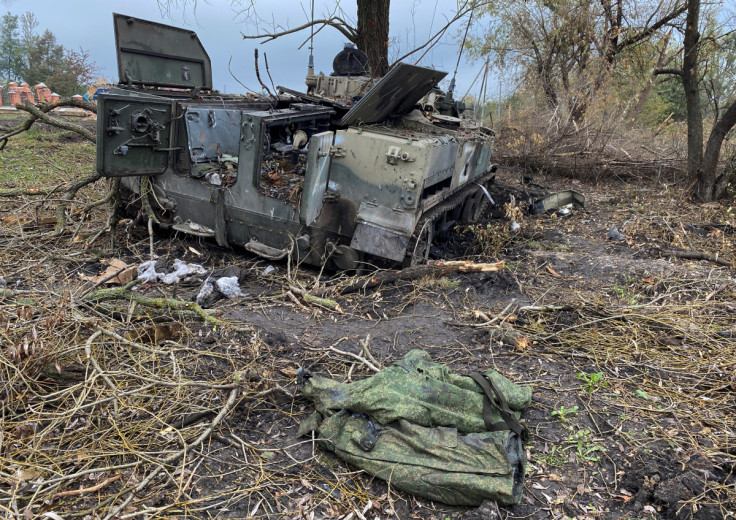 कुरीलिवकास गांव में एक परित्यक्त रूसी पैदल सेना से लड़ने वाले वाहन बीएमडी -4 के बगल में सैन्य वर्दी है