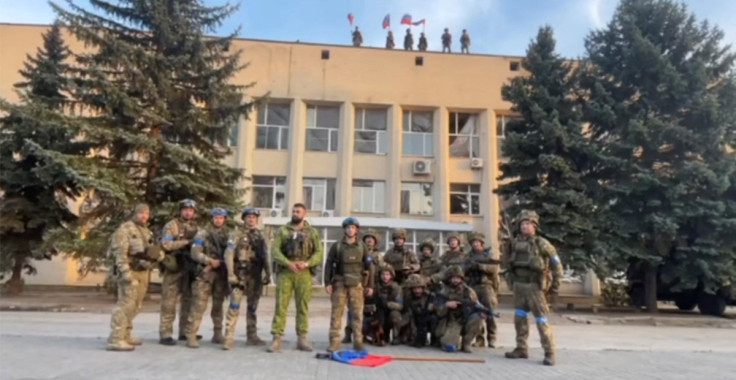 यूक्रेन के सशस्त्र बलों ने लाइमन टाउन प्रशासन कार्यालय के सामने एक बयान दिया
