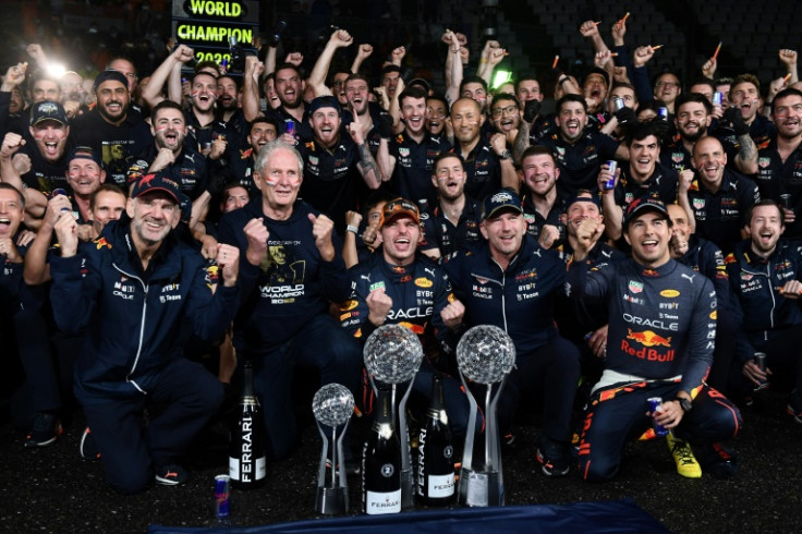 Max Verstappen (devant, au centre) et toute l'équipe et l'équipe du stand Red Bull célèbrent leurs victoires consécutives aux championnats du monde à Suzuka
