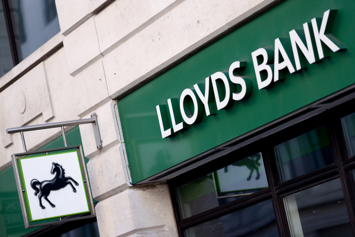 UK's Lloyds Bank Offers Staff 2,000 Pounds Minimum Pay Rise ...