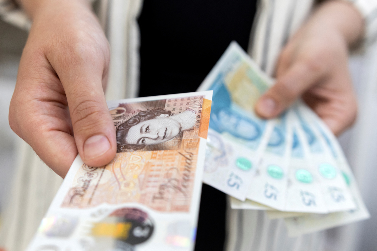 cash-use-slips-to-just-15-of-british-purchases-in-2021-ibtimes-uk