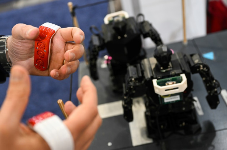 Demonstration of Tactigon's system to teach movements to a robot without having to program it