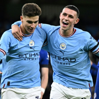 Manchester City's Julian Alvarez (L) celebrates with  Phil Foden