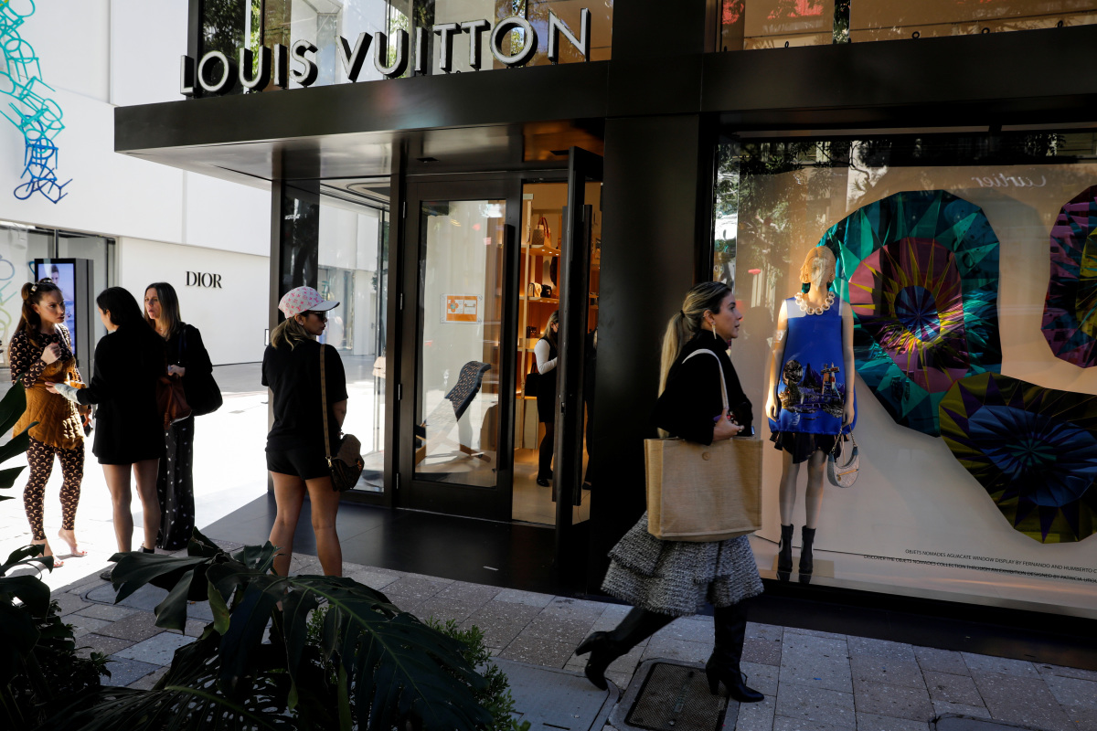 Les ventes du groupe de luxe LVMH défient le ralentissement alors que les acheteurs font des folies