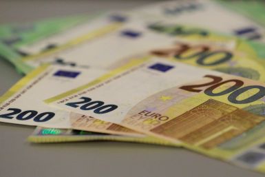 New 100 and 200 euro banknotes are displayed in Vienna