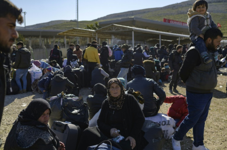 Syrian families queued for many hours to cross back into their country from Turkey