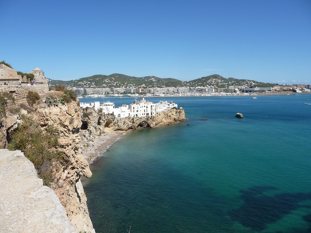 Les touristes britanniques ont été avertis de ne pas se rendre à Ibiza car l’île est en alerte à la dengue après que les voyageurs ont été infectés