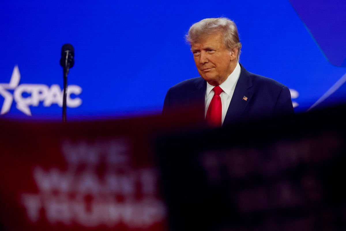 At right-wing CPAC forum, Trump shows why he'll be tough to topple