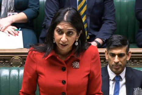 Prime Minister Rishi Sunak (R) listens to Home Secretary Suella Braverman present in parliament radical plans to stop migrants crossing the Channel illegally on small boats