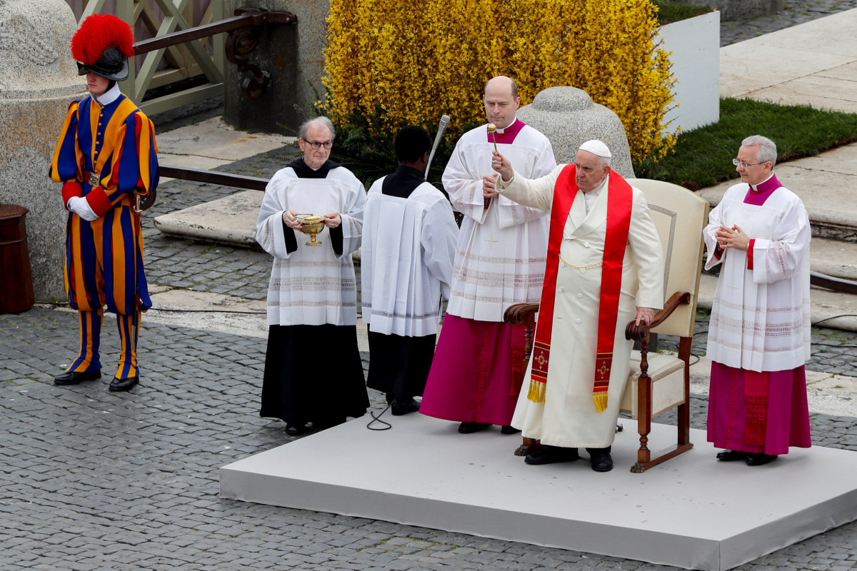 Pope Francis Leads Palm Sunday Service, Bounces Back From Illness ...