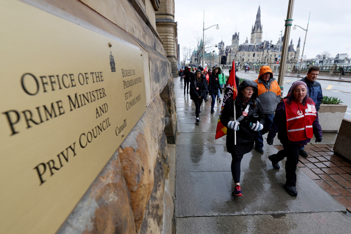 Canada Lands May Day Deal To End Strike By Federal Workers IBTimes UK   Approximately 155000 Public Sector Union Workers Continue Strike Ottawa 