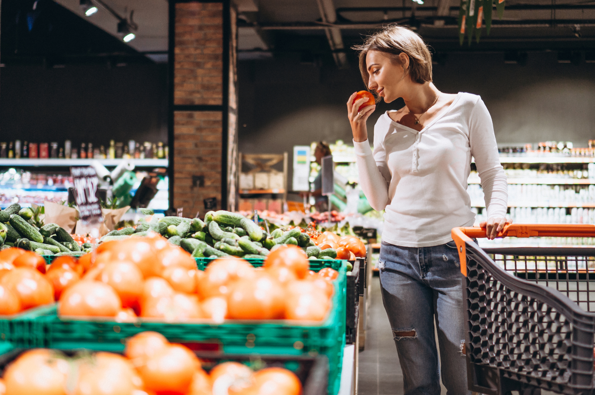 Вторым продуктом. Девушка в супермаркете. Супермаркет для бизнеса. Идея для торговли. Женщина выбирает продукты в супермаркете.