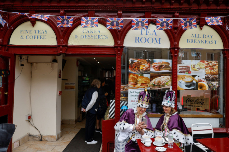 Royal fans have picnics while waiting for a coronation concert in Windsor