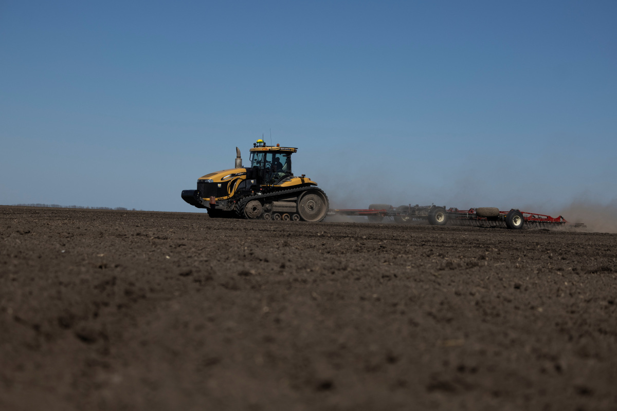 Les fermes ukrainiennes perdent des travailleurs à cause de la guerre, compliquant une récolte difficile