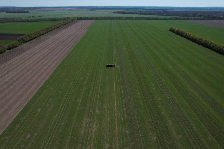 Ouvrier agricole exploite un semoir dans un champ près du village Kyshchentsi