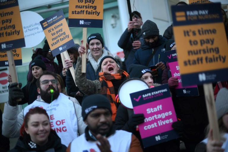 Die NHS-Streiks werden fortgesetzt, nachdem die Arbeiter die Lohnerhöhung der Regierung abgelehnt haben