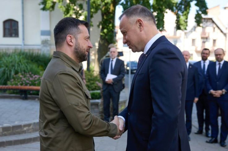 Polish President Andrzej Duda (R) met his Ukrainian counterprt Volodymyr Zelensky ahead of an upcoming NATO summit