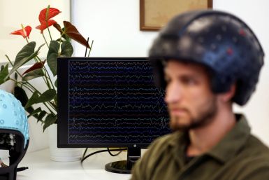 A device monitoring brain activity