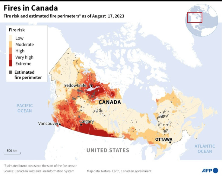 Map showing levels of fire risk and estimated perimeters of fires in Canada