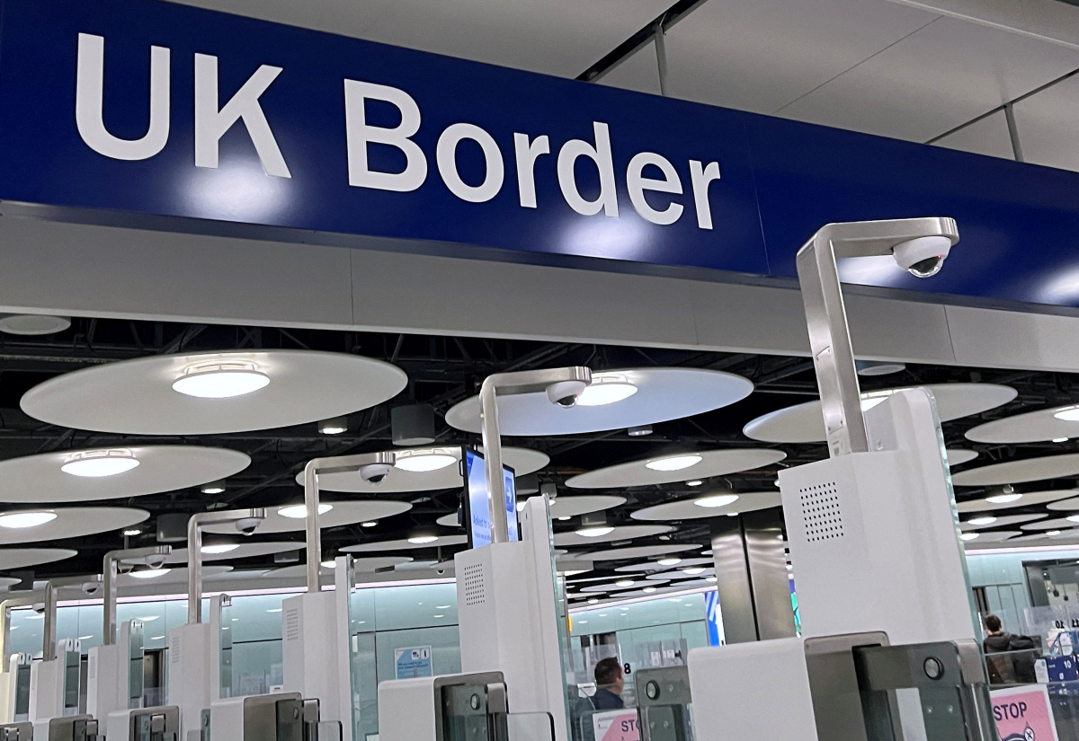 L’essai de reconnaissance faciale des forces frontalières britanniques dans les aéroports britanniques met l’accent sur l’immigration