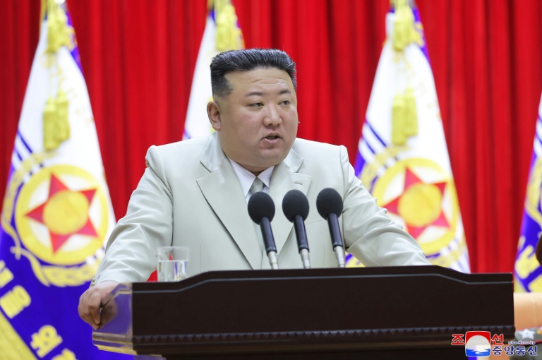 Kim Jong Un s’effondre devant la caméra alors qu’il demande aux femmes nord-coréennes d’avoir plus d’enfants