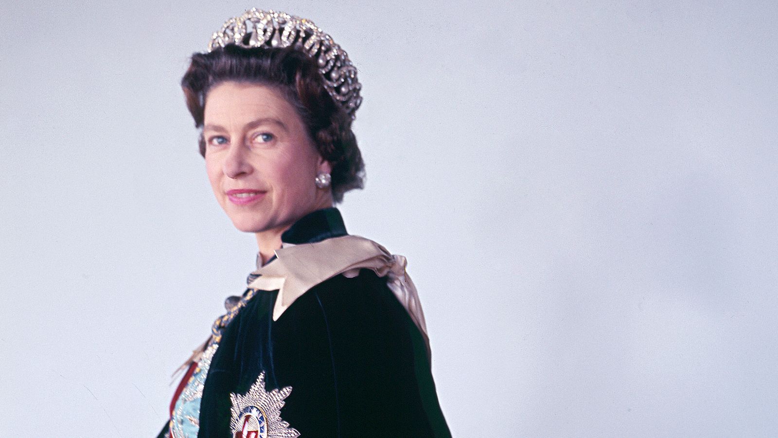 Princess Eugenie shares never-before-seen photo of Queen Elizabeth II a ...