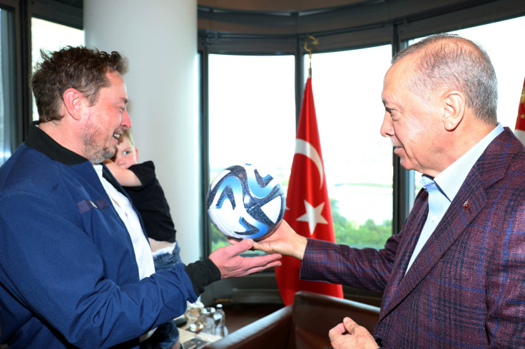 Erdogan presents a gift to Musk's son