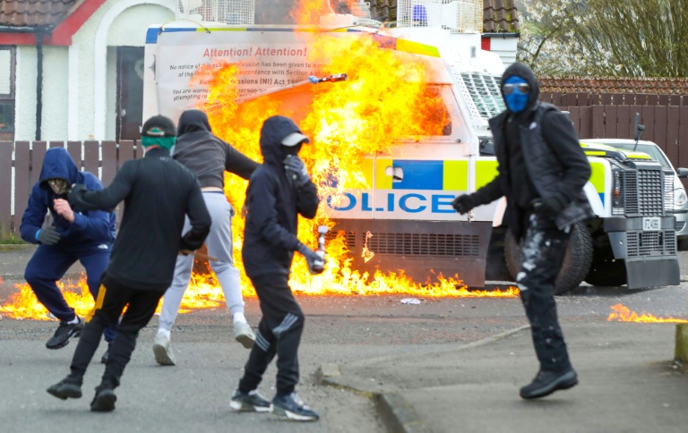 La police touchée par des cocktails Molotov et des feux d’artifice lors d’une soirée de feu de joie par un groupe de jeunes en Écosse
