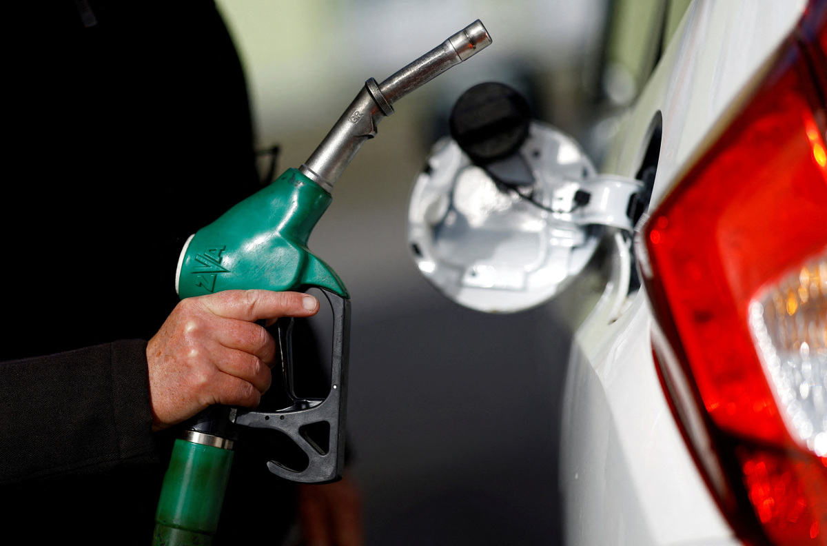 Les prix de l’essence au Royaume-Uni ont atteint leur plus bas niveau en deux ans alors que les conducteurs sont aux prises avec des prix fluctuants et des incertitudes économiques