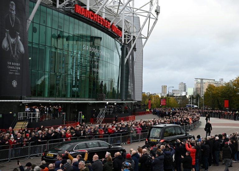 Des milliers de personnes bordent les rues de Manchester pour faire leurs adieux à Bobby Charlton