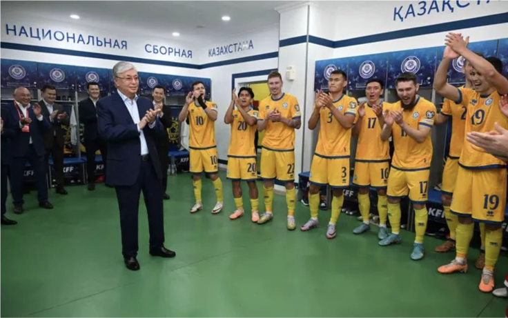 Kazakhstan President Kassym-Jomart Tokayev and the Footall Team. Photo credits