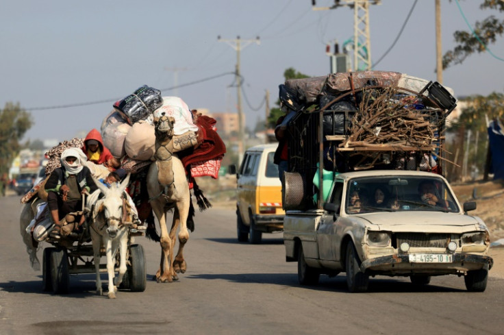 Palestinians flee from Khan Yunis to Rafah in the southern Gaza Strip