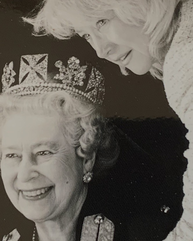 Angela Kelly, « l’arme secrète » de la reine Elizabeth II, fait une apparition dans « The Crown »