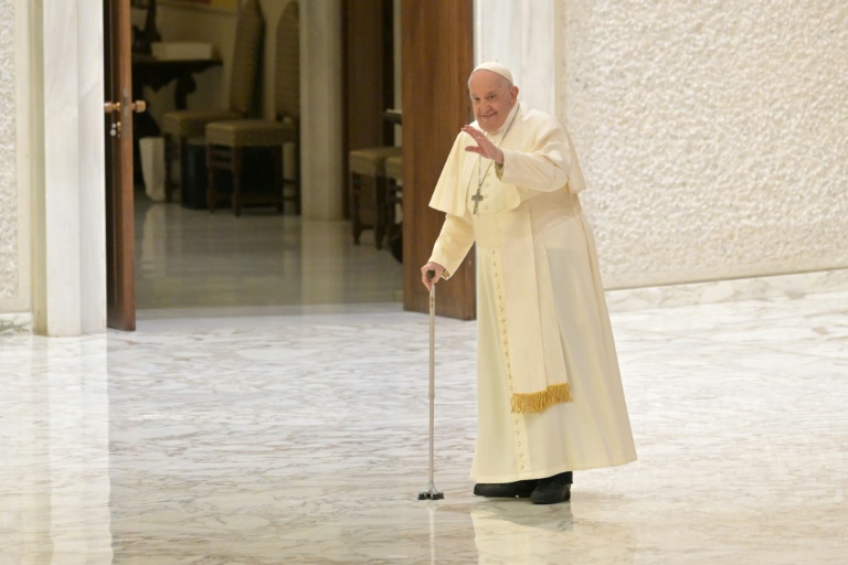 Le Vatican autorise les bénédictions pour les couples de même sexe, avec des réserves