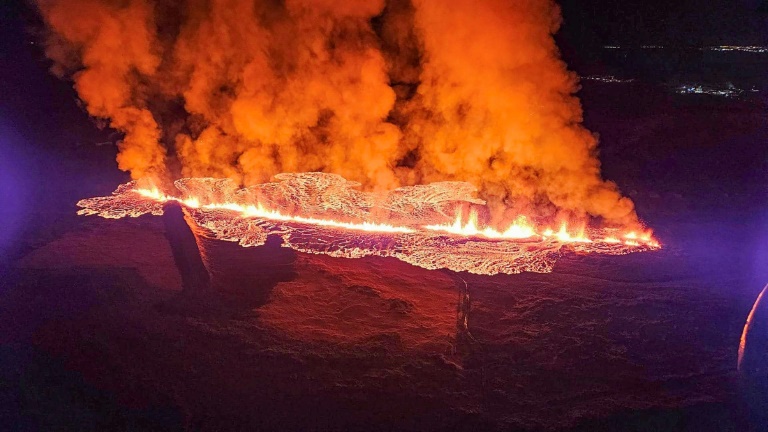 La lave d’un volcan s’écoule dans un village islandais et engloutit des maisons