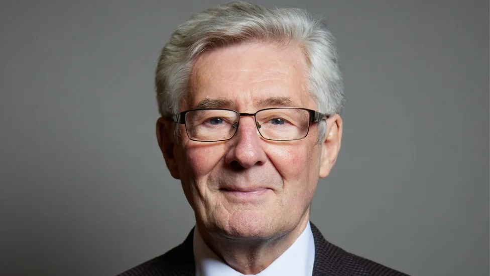 Le député travailliste vétéran Sir Tony Lloyd décède à l’âge de 73 ans suite à l’annonce d’une leucémie incurable