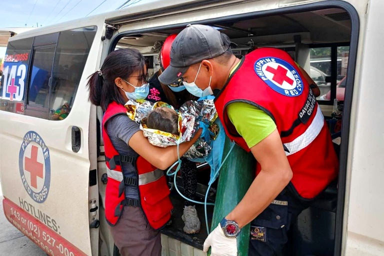Un bébé sauvé 60 heures après avoir été enterré vivant dans un glissement de terrain aux Philippines