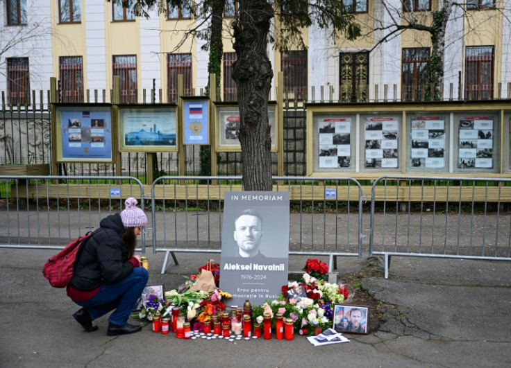 Romanians improvised their own tribute to Navalny outside the Russian embassy in Bucharest