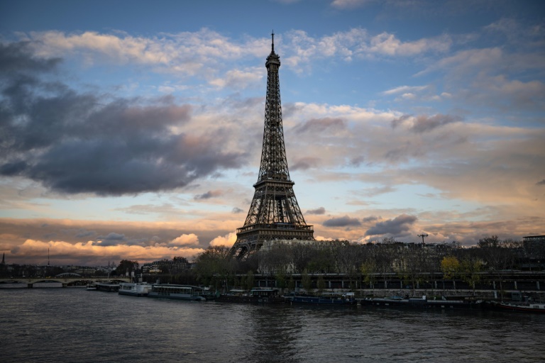 La Tour Eiffel ferme ses portes alors que le personnel se met en grève