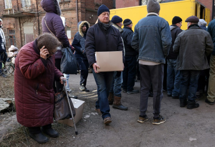 A Ukrainian carries food distributed by volunteers of the British-backed NGO Responsible Citizens in Sloviansk of the war-torn Donetsk region