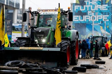 Police estimated that 900 tractors were clogging the European quarter of the Belgian capital -- brought to a halt for the second time in a month