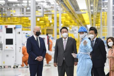 US President Joe Biden (L) and South Korean President Yoon Suk Yeol tour a Samsung chip factory in 2022