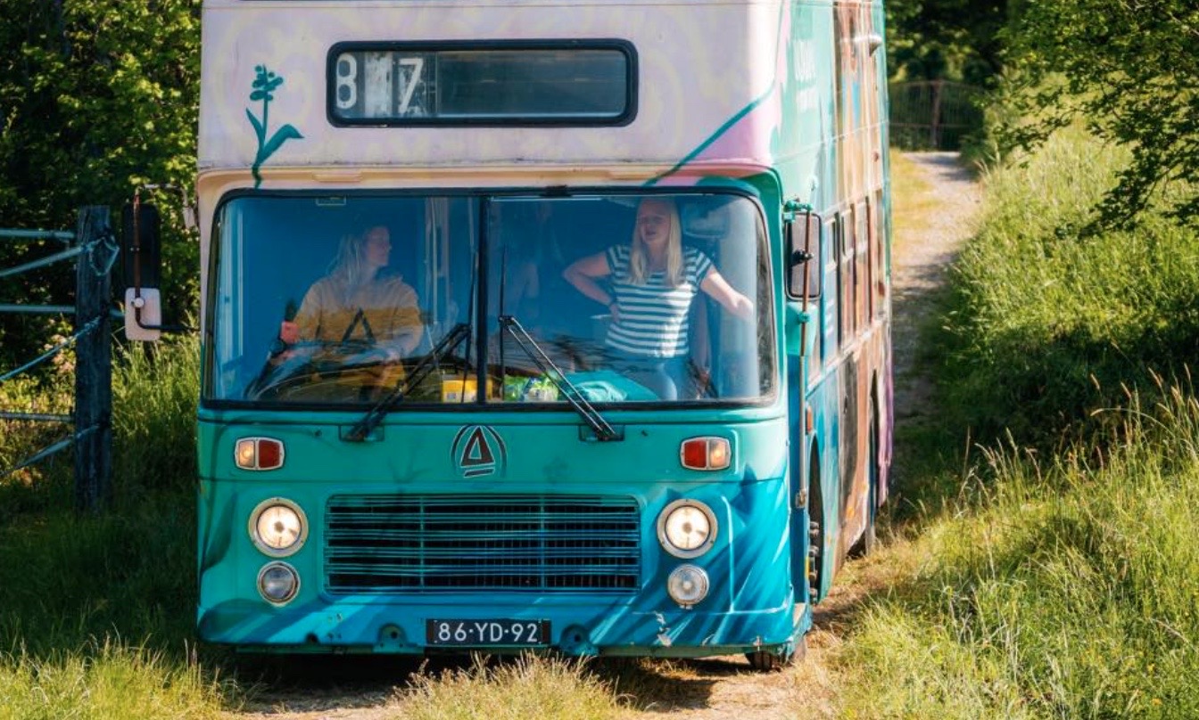 Ce bus à impériale transformé en auberge mobile est le moyen le plus cool d’explorer l’Europe