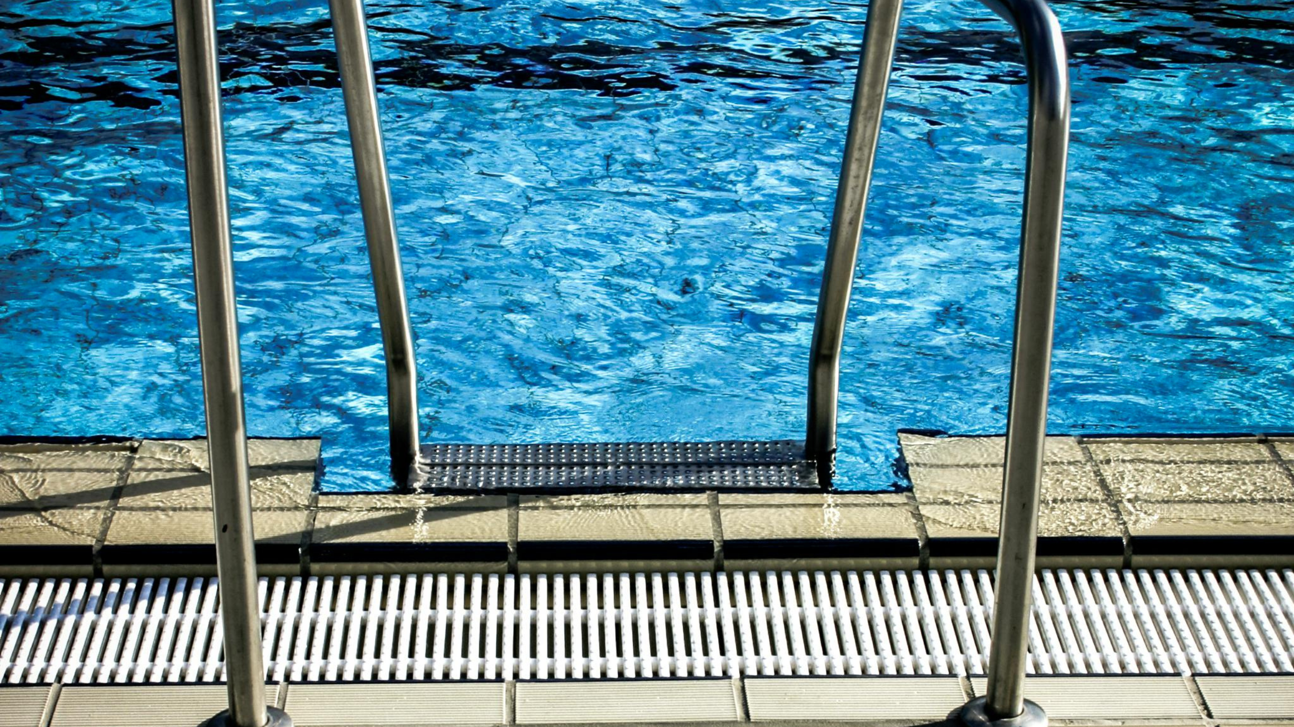 Un senior britannique gagne 85 000 £ par an en louant sa piscine à des personnes trop « conscientes de leur corps » pour les piscines publiques