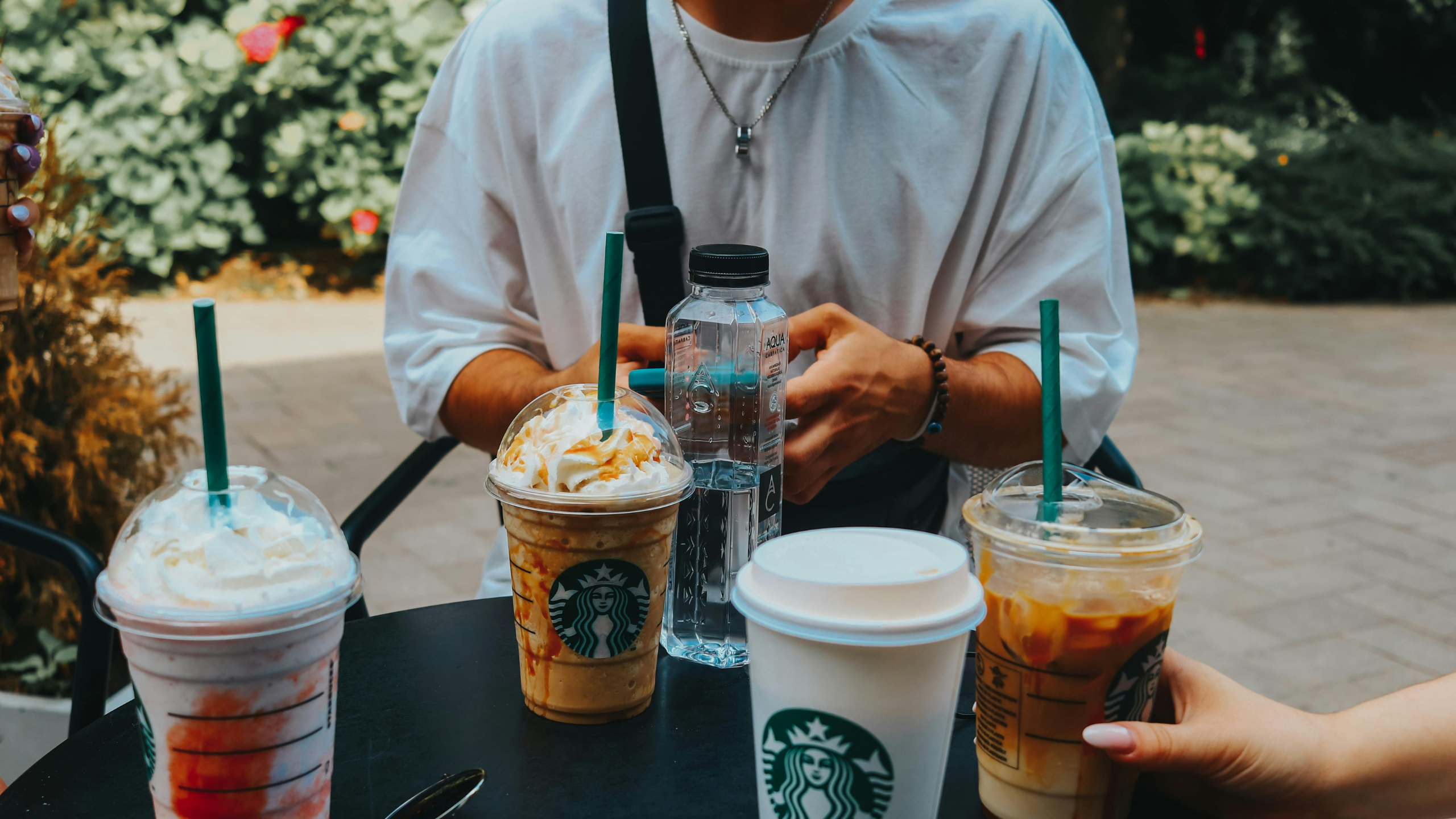 L’ancien PDG de Starbucks demande aux dirigeants de passer du temps avec « ceux qui portent un tablier vert » pour résoudre les problèmes croissants aux États-Unis