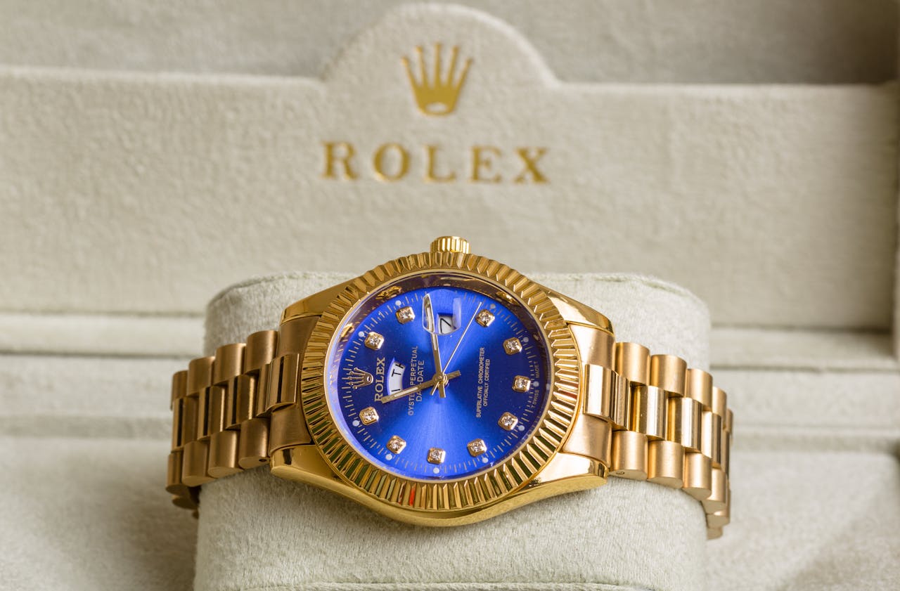 Un homme explique comment les fausses Rolex sont fabriquées à l’étranger, introduites aux États-Unis et comment en repérer une