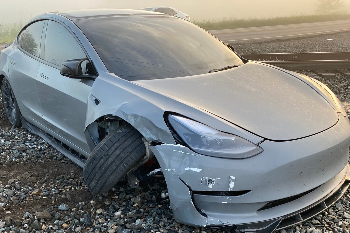 Une Tesla autonome a failli heurter un train venant en sens inverse, ce qui soulève de nouvelles inquiétudes quant à la sécurité des voitures
