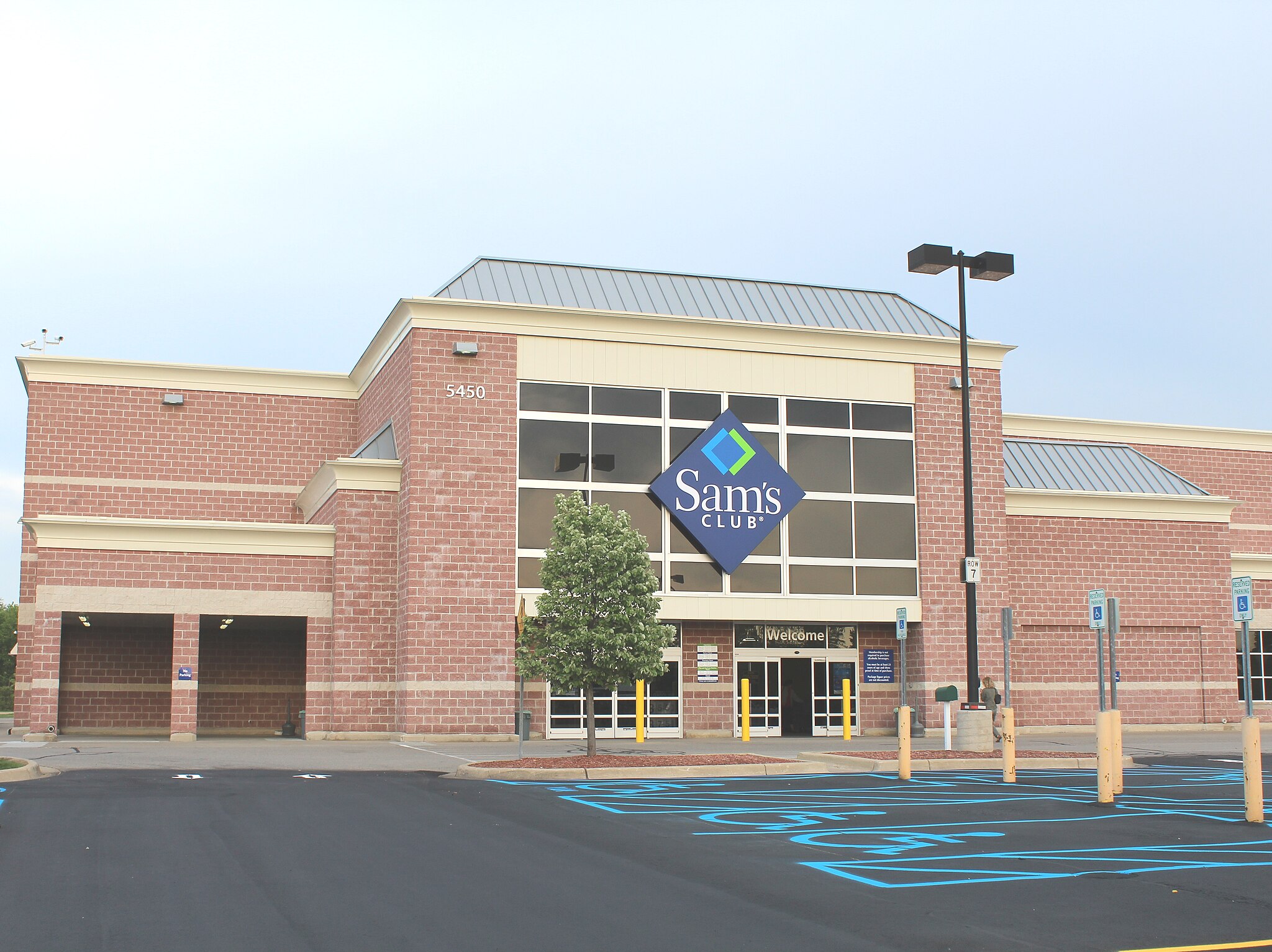 Sam’s Club To Increase Salary For 100K Workers By Up To 6%, Following Nearly 30% Increase Over The Last Five Years