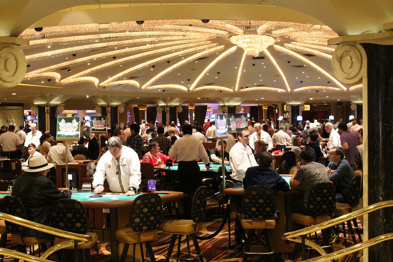 The Allure and Risk of Online Casinos: Navigating the Glittering World of Virtual Wagers