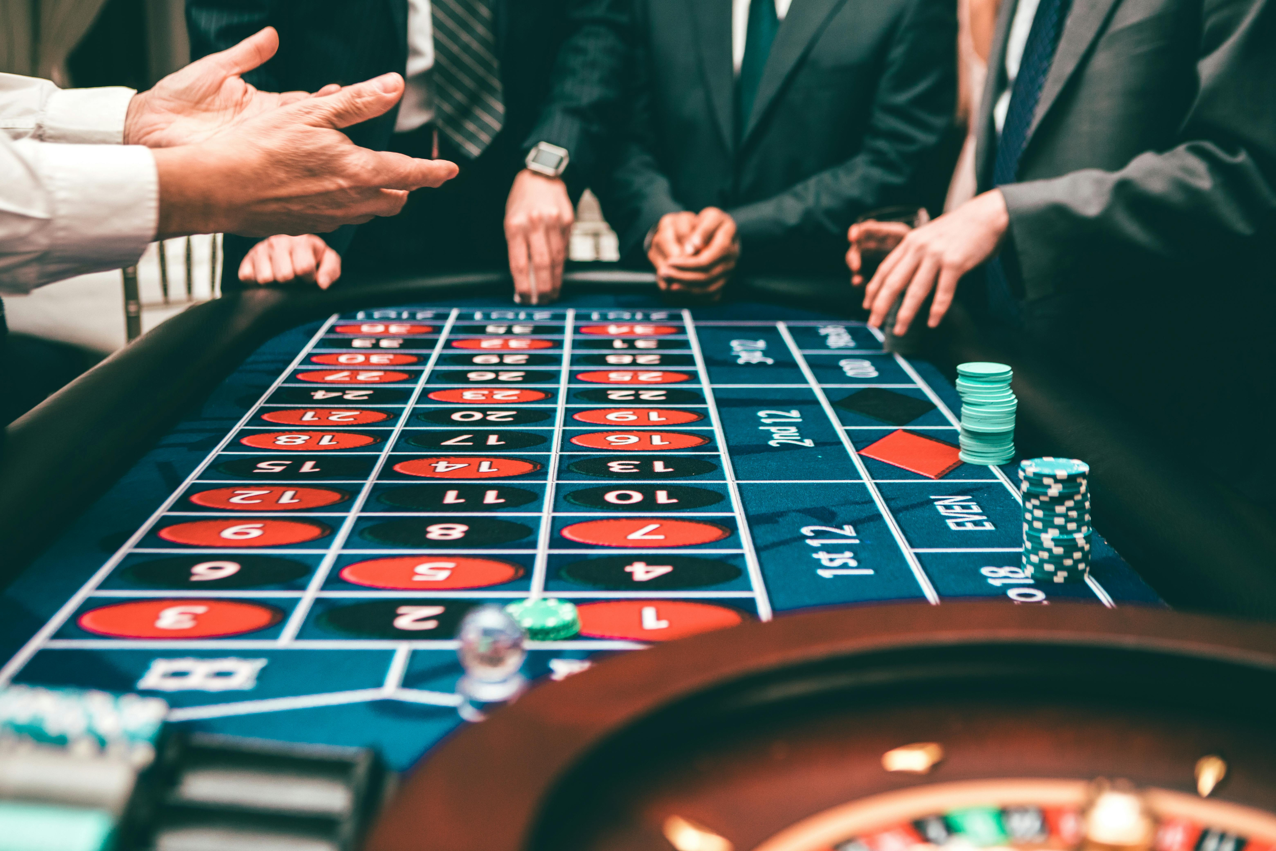 英国金融工作者从死去的客户手中窃取 75,000 英镑，用于赌博成瘾和奢侈的生活方式